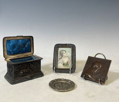 Lot of miscellaneous trinkets: Paul Papin...