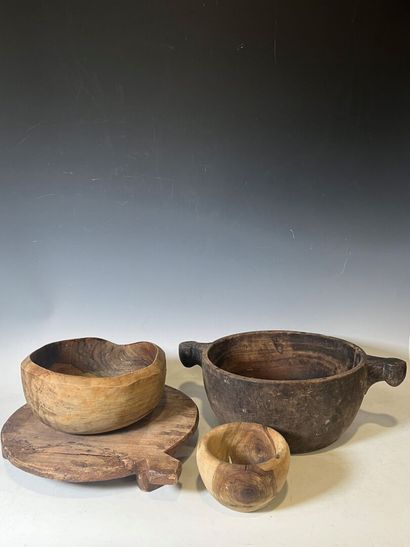 Set comprising a wooden trivet and 3 containers...