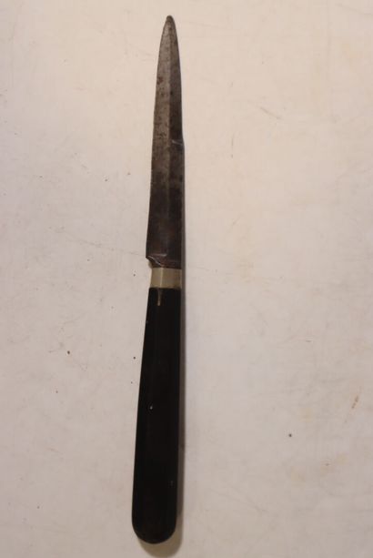 Small dagger, double-edged blade mounted...