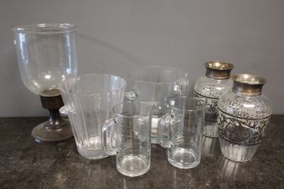 Glassware : 
One metal photophore on pedestal,...