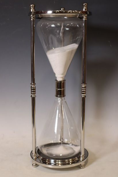Large metal hourglass 
Height: 49 cm.