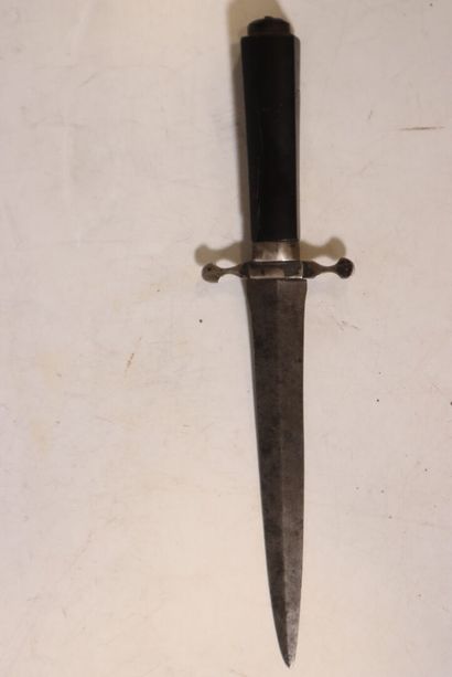 Small dagger, double-edged blade mounted...