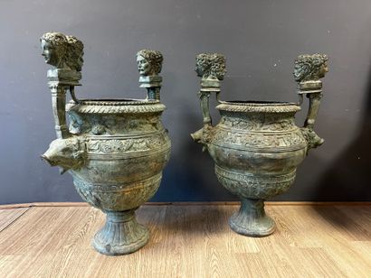 Paire de grands vases de jardin à anses en...