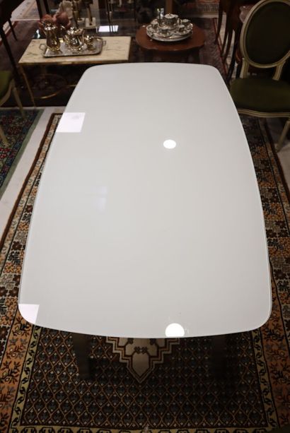 XOOON
Dining table with white opaline glass...