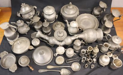 Large lot of pewter including pitchers, bowls,...