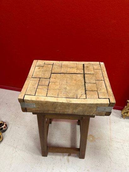 Butcher's block in natural wood on its saddle.
Total...