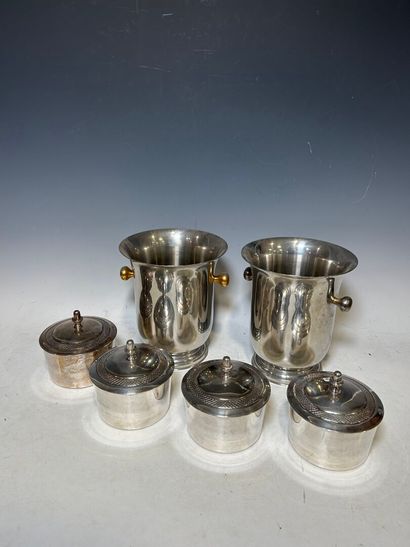 Four covered silver metal boxes

Two silver-plated...