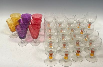 Lot of miscellaneous glassware: 
6 colored...