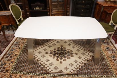 XOOON
Dining table with white opaline glass...