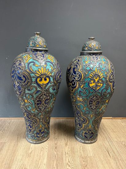 MAROC. 
Deux importants vases couverts en...