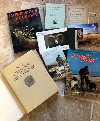 HUNTING. Lot of modern works, including :...