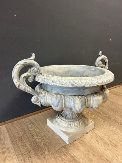 Grand vase de jardin à anses en fonte peinte...
