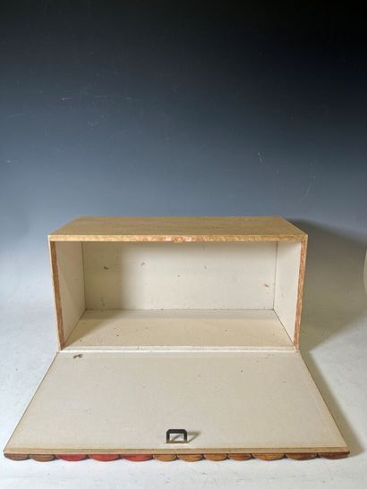 Small cardboard box forming part of a trompe...