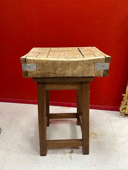 Butcher's block in natural wood on its saddle.
Total...