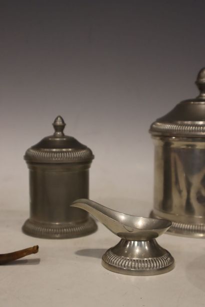 Small pewter lot including: candy box, saucer,...