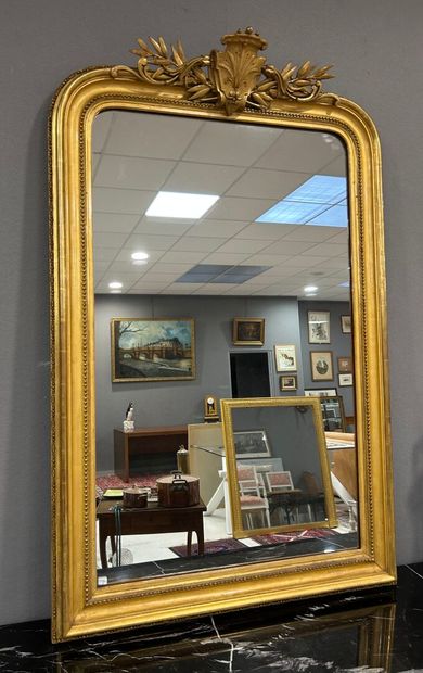 Gilded wood mantel mirror decorated with...