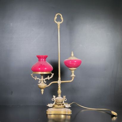Lampe en bronze à réservoir latéral (accidentée)...