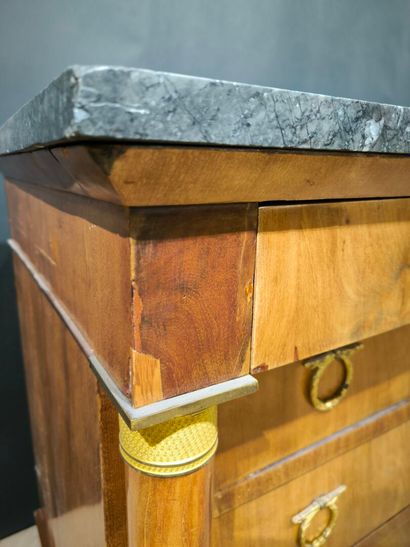 Commode en acajou et placage d'acajou, ouvrant...