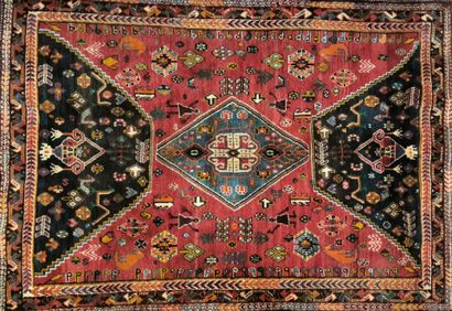 ORIENT. Tapis à fond rouge et marine. 175...