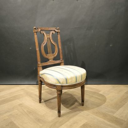 Chaise en bois naturel mouluré et sculpté,...