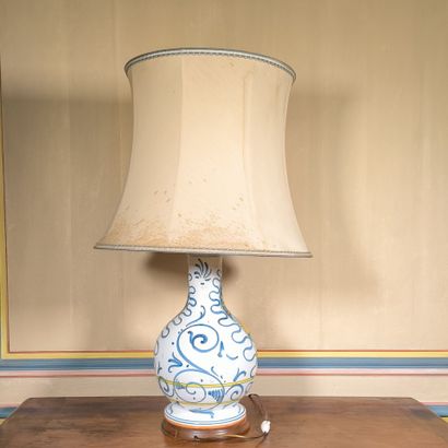 Vase en majolique, décor polychrome: Judith...