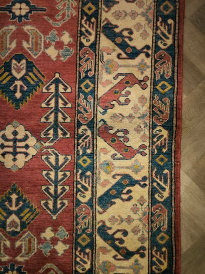 Tapis d'Orient, fond brique, décor géométrique....