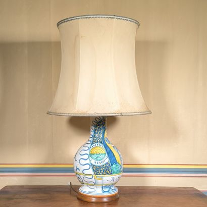 Vase en majolique, décor polychrome: Judith...