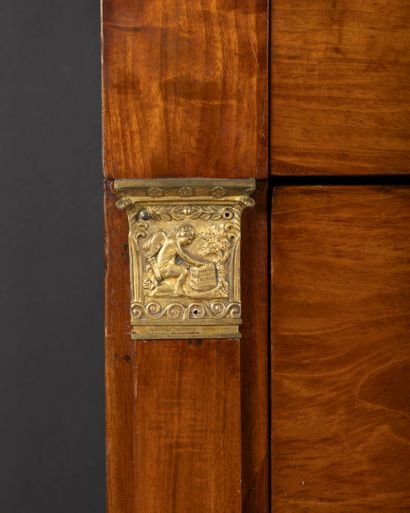 Commode en acajou et placage d'acajou ouvrant...