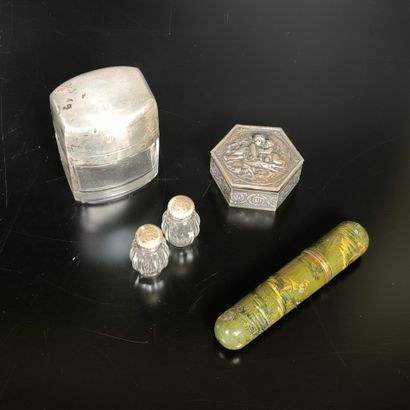 Lot : 
- Flacon de toilette en cristal monté...