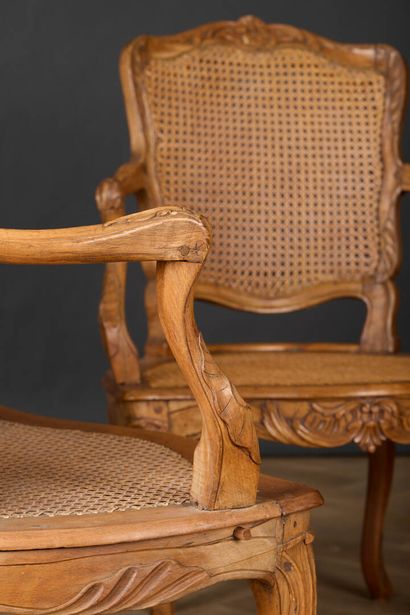 Paire de fauteuils cabriolet cannés en noyer...