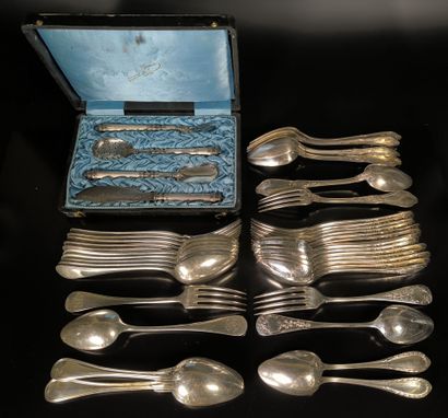 Ensemble en métal argenté: 12 couverts modèle...
