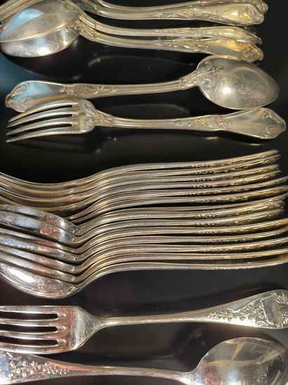 Ensemble en métal argenté: 12 couverts modèle...