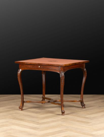 Table à jeu en bois naturel sculpté et mouluré...