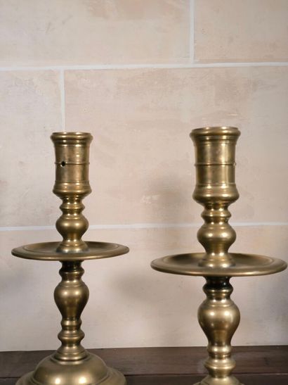 Paire de grands bougeoirs en bronze à fût...
