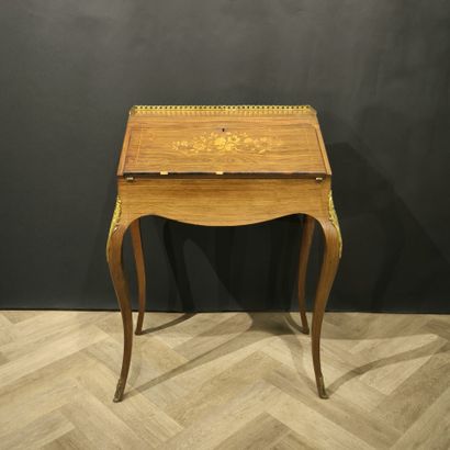 Petit bureau de pente en bois de placage...