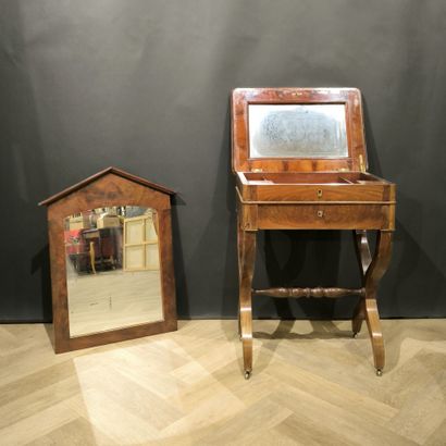 Lot :
- Table travailleuse en acajou et placage...