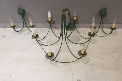 Lot : un lustre en métal peint vert à 6 lumières...