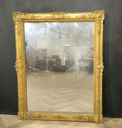 Grand miroir rectangulaire en bois et stuc...