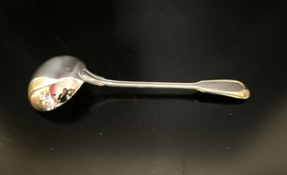 Ménagère de couverts en métal argenté à filets:...