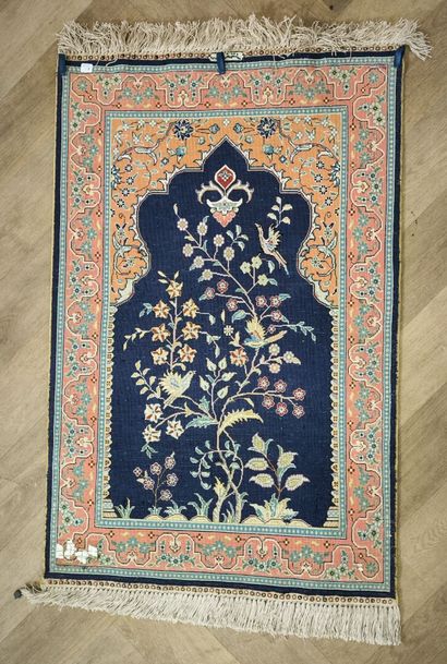 IRAN? Petit tapis de soie, décor d'un arbre,...