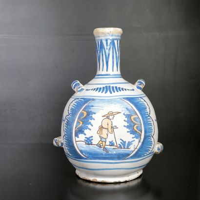 NEVERS XVIIIème siècle. 
Bouteille en faïence...