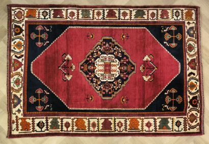 ORIENT. Tapis à médaillon, à fond rouge et...
