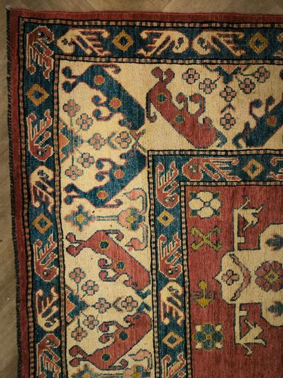 Tapis d'Orient, fond brique, décor géométrique....