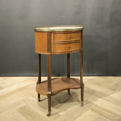 Petite table de chevet en acajou et placage...