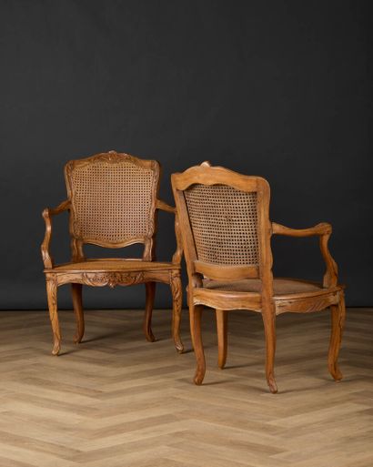 Paire de fauteuils cabriolet cannés en noyer...