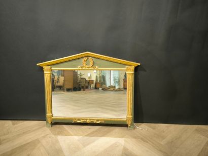 . Miroir en bois peint vert et doré, à décor...