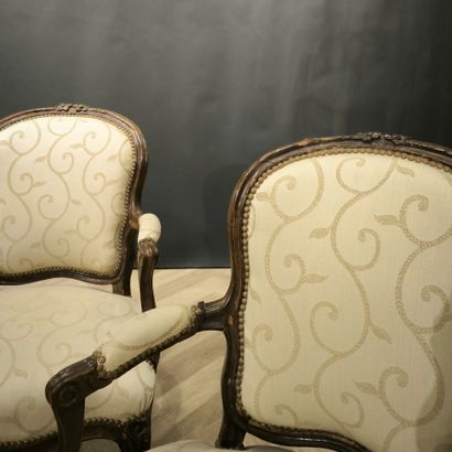 Paire de fauteuils en bois naturel, sculpté,...