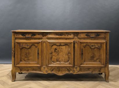 Grand buffet bressan en bois naturel sculpté...