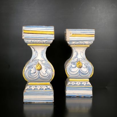 ITALIE XVIIIème siècle. 
Paire de balustres...