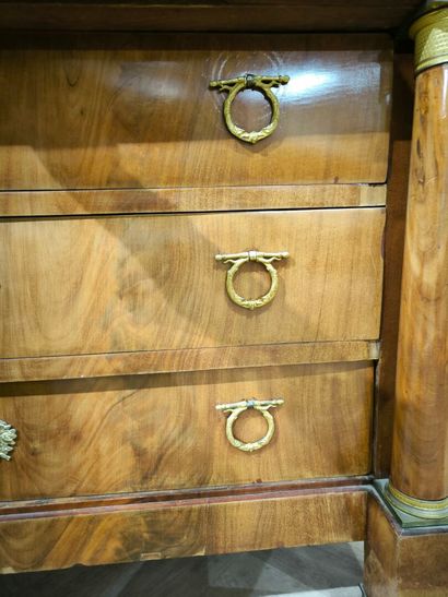 Commode en acajou et placage d'acajou, ouvrant...